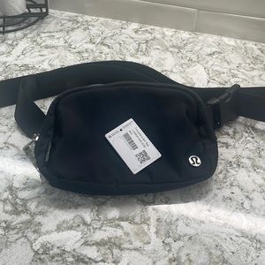 Lululemon black everywhere bag